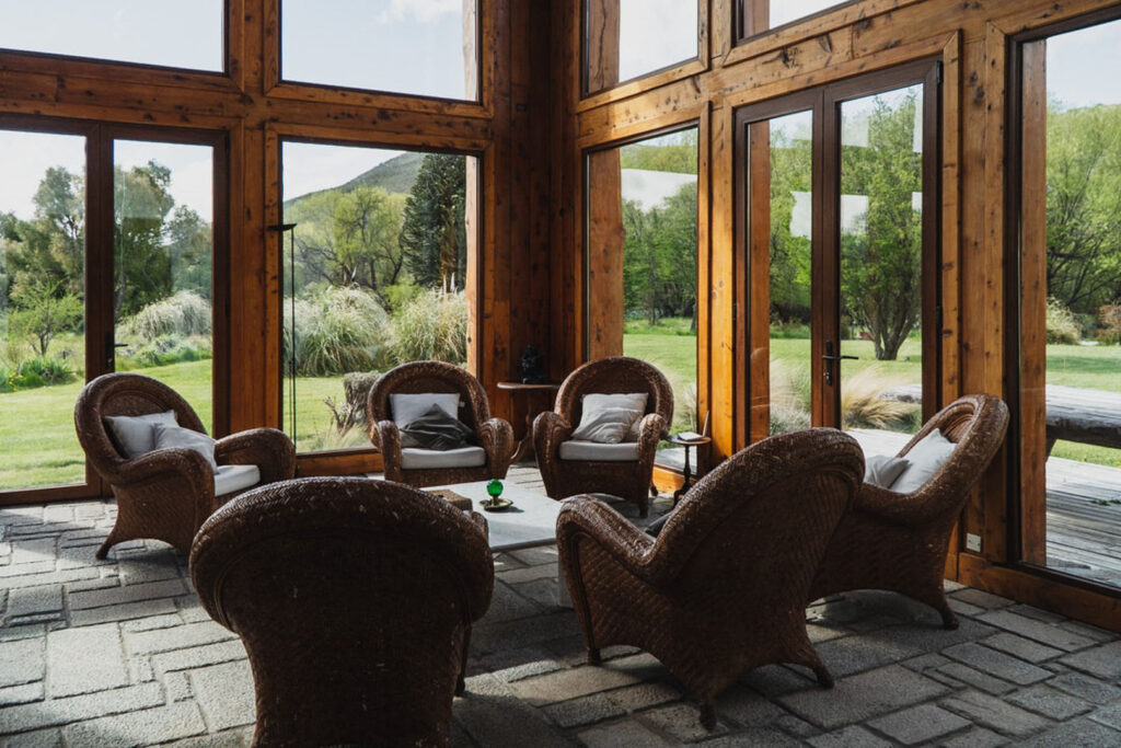 Relaxing outdoor seating area at Stone River Lodge for anglers